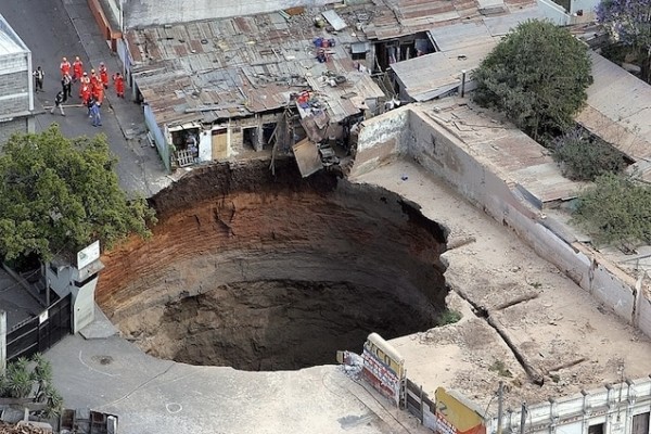 Sinkholes/Hundimientos 